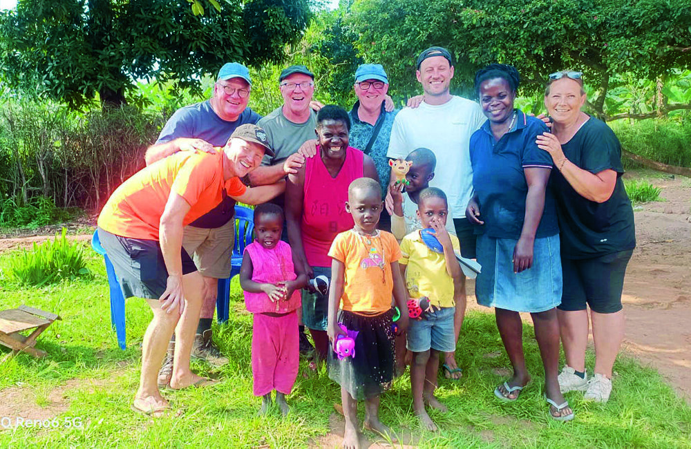 Kleding gegeven aan plaatselijke bewoners vlnr Betto Nijland.jpg