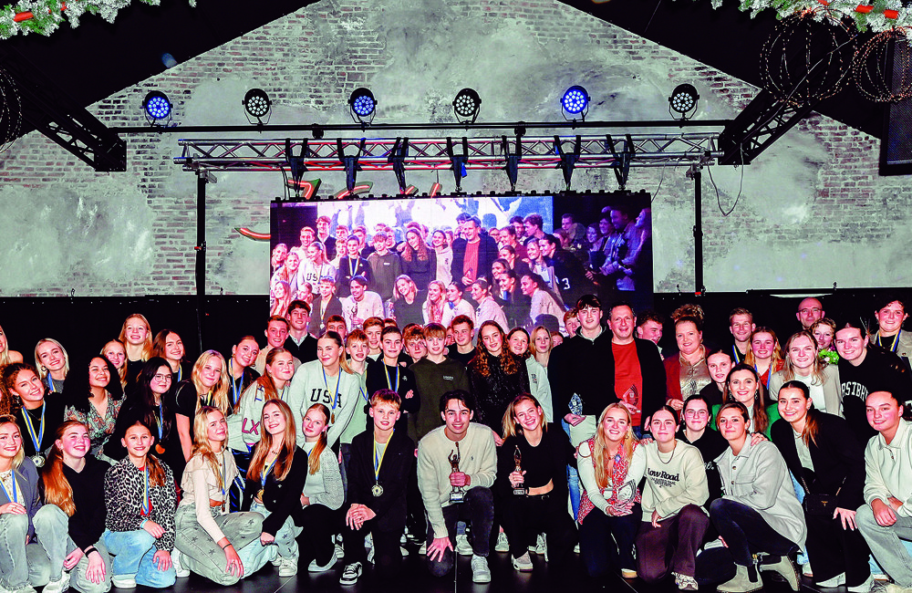 Alle winnaars samen op het podium in zaal Kothman.JPG