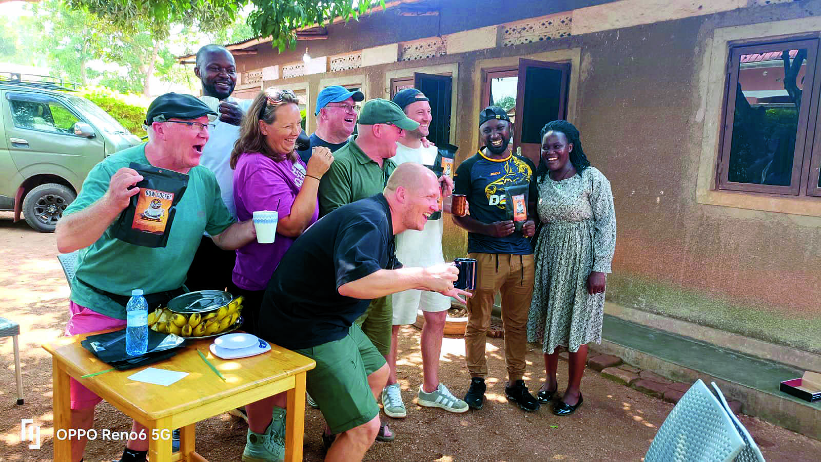 Bij de de koffieplantage vlnr Bertus Samuel Christine Betto Gerard Kevin Op voorgrond Wietse (1).jpg