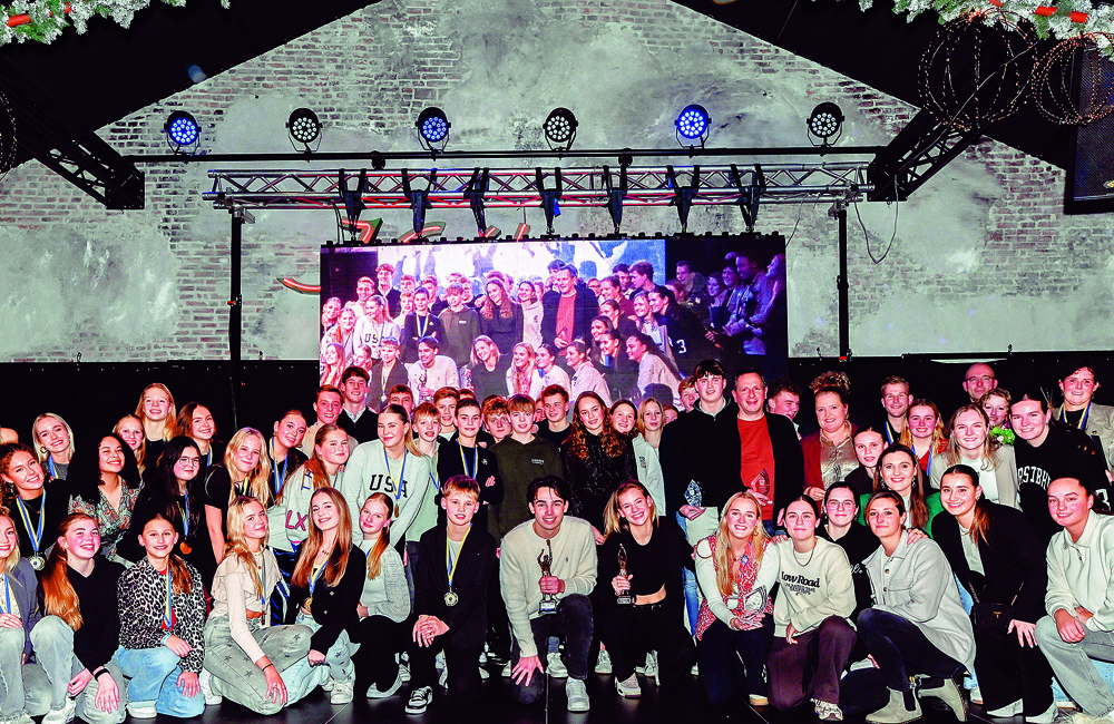 Alle winnaars samen op het podium in zaal Kothman.JPG