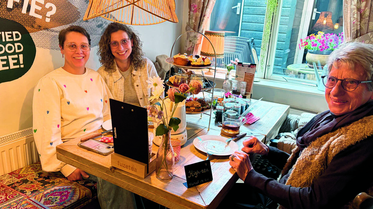 Oma Hermien met dochters bij Blond.jpg